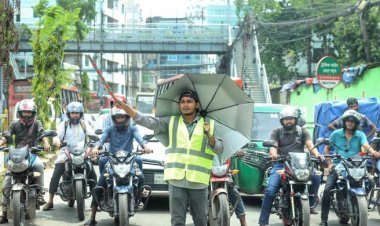  ট্রাফিক পুলিশকে সহযোগিতা করতে আজও সড়কে শিক্ষার্থীরা