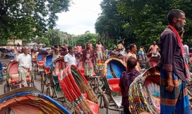  অটোরিকশা বন্ধের দাবিতে শাহবাগে রিকশাচালকদের বিক্ষোভ