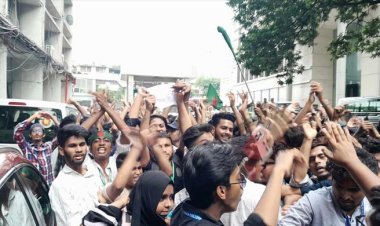  সচিবালয়ে ঢুকে পড়লো শত শত এইচএসসি পরীক্ষার্থী