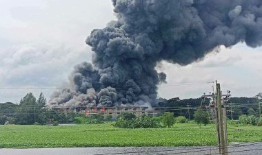 কুমিল্লায় প্রাণ-আরএফএল গুদামে আগুন