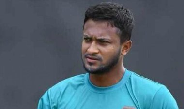 সাকিবকে জাতীয় দল থেকে বাদ দিয়ে দেশে ফেরাতে আইনি নোটিশ