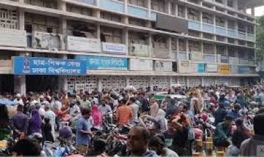 বন্যাকবলিতদের ত্রাণ দিতে টিএসসিতে মানুষের উপচেপড়া ভিড়