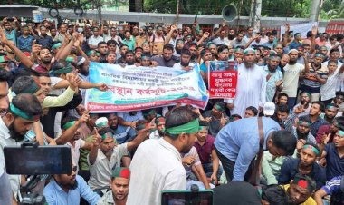 তিন দাবিতে সরকারি প্রাথমিক বিদ্যালয়ের দপ্তরিদের অবস্থান