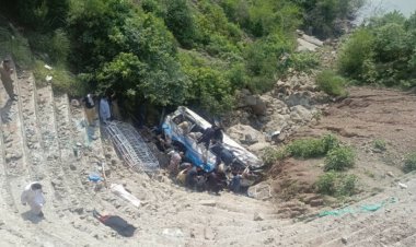 পাকিস্তানে মর্মান্তিক সড়ক দুর্ঘটনা, বাস খাদে পড়ে নিহত ২০