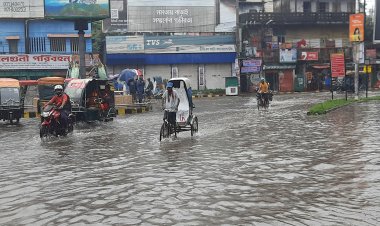 ভারী বর্ষণে ডুবল খুলনা শহর, ভোগান্তিতে মানুষ