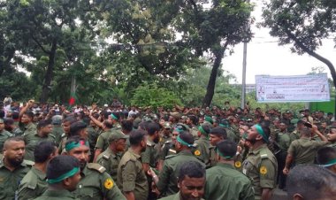 আনসারদের অবস্থানে দিনভর অবরুদ্ধ সচিবালয় রাতে উত্তেজনা