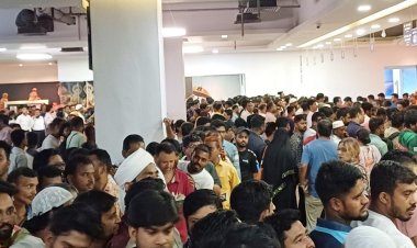 ভারতীয় ভিসা সেন্টারে বাংলাদেশিদের বিক্ষোভ