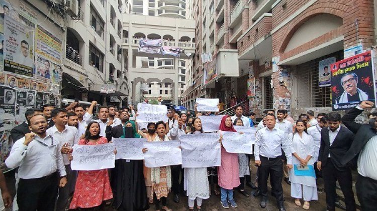 ‘উই ওয়ান্ট জাস্টিস’ স্লোগানে মুখরিত ঢাকার আদালত