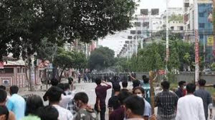 উত্তরায় পুলিশ-আওয়ামী লীগের সঙ্গে শিক্ষার্থীদের সংঘর্ষ, আহত অনেকে
