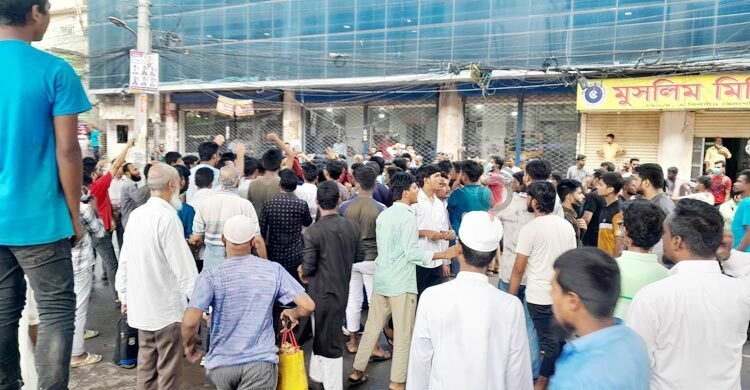 খিলগাঁওয়ে রাস্তায় অবস্থান নিয়েছেন শিক্ষার্থীরা