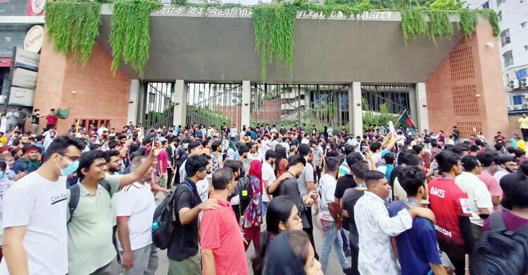রামপুরায় সড়কে শিক্ষার্থীরা, যান চলাচল বন্ধ