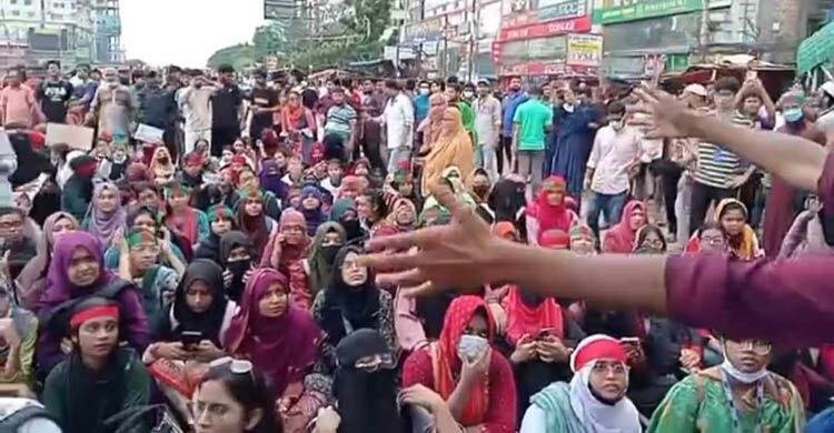 শনিরআখড়া-কাজলা এলাকায় শিক্ষার্থীদের সড়ক অবরোধ