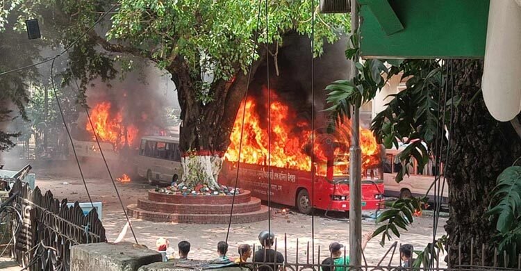 বঙ্গবন্ধু মেডিকেলে গাড়িতে আগুন, যেতে পারছে না ফায়ার সার্ভিস
