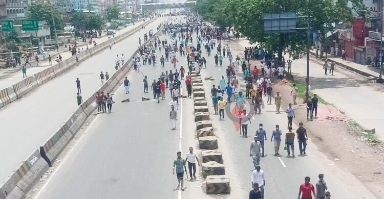 শনিরআখড়ায় সড়ক অবরোধ, বন্ধ যান চলাচল