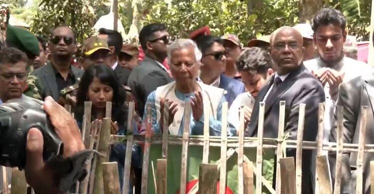 আবু সাঈদের কবর জিয়ারত করলেন ড. ইউনূস