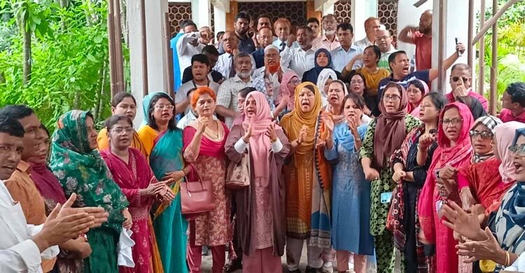 প্রধান বিচারপতির পদত্যাগের দাবিতে আইনজীবীদের বিক্ষোভ