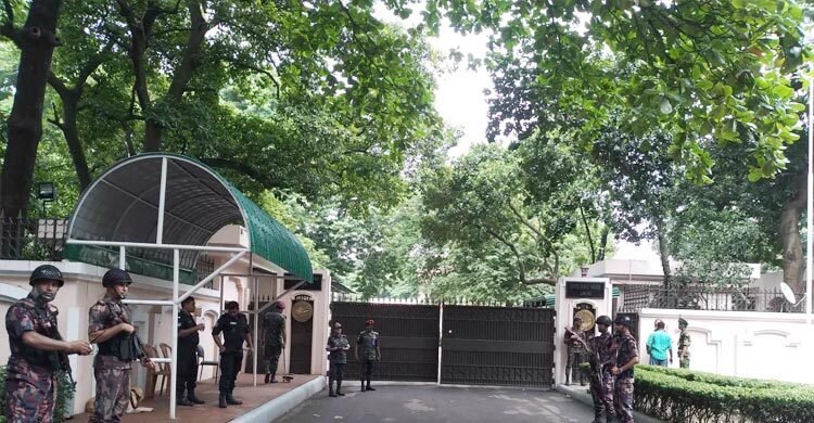 প্রধান উপদেষ্টা ড. ইউনূসের সঙ্গে বৈঠকে সচিবরা