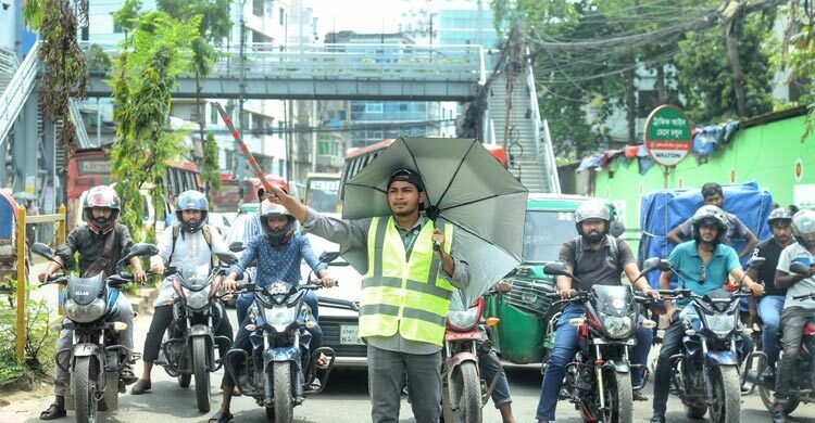 ট্রাফিক পুলিশকে সহযোগিতা করতে আজও সড়কে শিক্ষার্থীরা