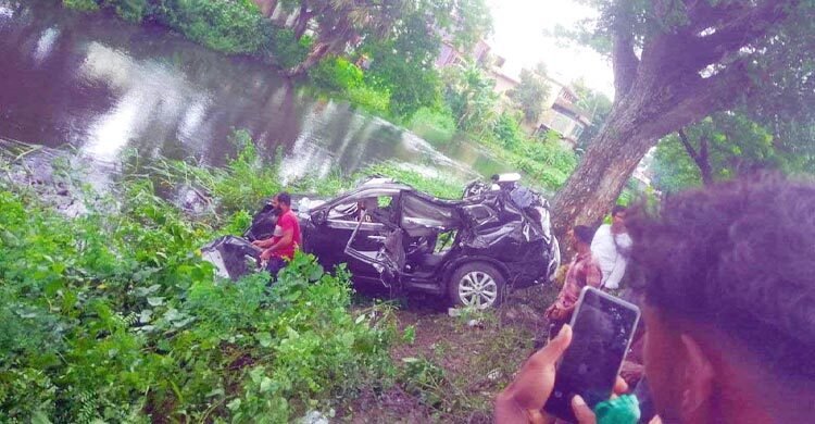 মাইক্রোবাস নিয়ন্ত্রণ হারিয়ে গাছের সঙ্গে ধাক্কা, নিহত ৩