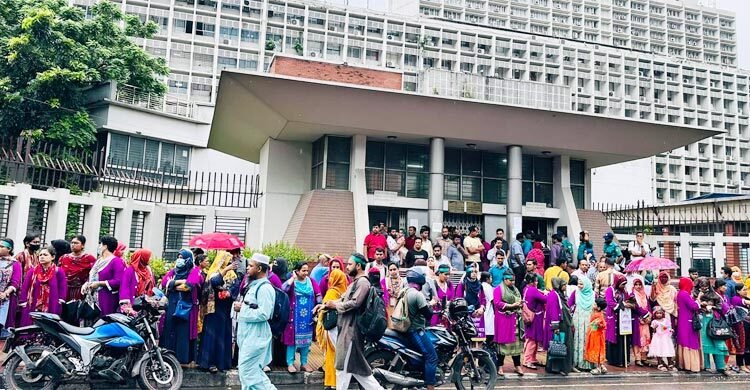 সচিবালয়ের সামনে ‘তথ্য আপা’ প্রকল্পে কর্মরত নারীদের অবস্থান