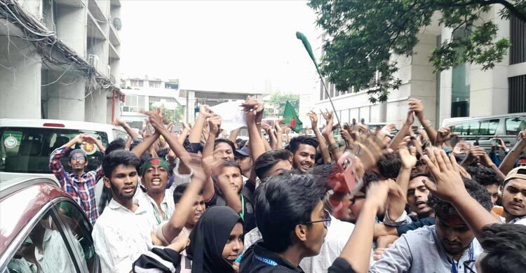 সচিবালয়ে ঢুকে পড়লো শত শত এইচএসসি পরীক্ষার্থী