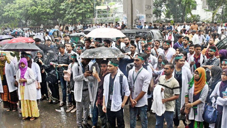 ৪ দফা দাবিতে ম্যাটস শিক্ষার্থীদের মানববন্ধন, সড়ক অবরোধ