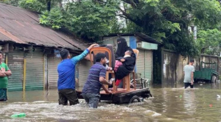 আচমকা বন্যায় বিপর্যস্ত ৮ জেলা