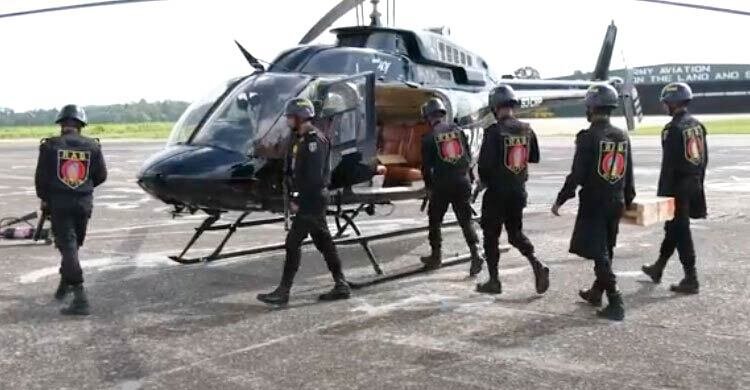 র্যাবের হেলিকপ্টার দিয়ে বন্যা দুর্গতদের উদ্ধার ও ত্রাণ বিতরণ