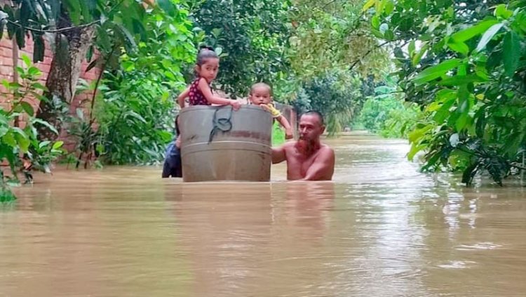 পানিতে ভাসছে জনপদ, বাঁচার আকুতি মানুষের