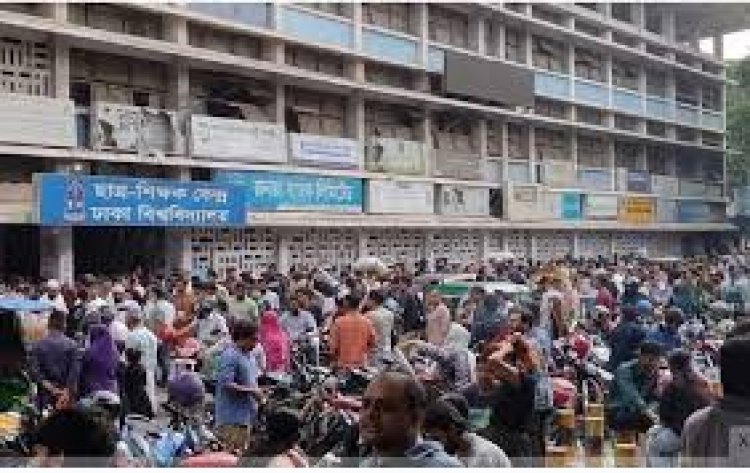 বন্যাকবলিতদের ত্রাণ দিতে টিএসসিতে মানুষের উপচেপড়া ভিড়