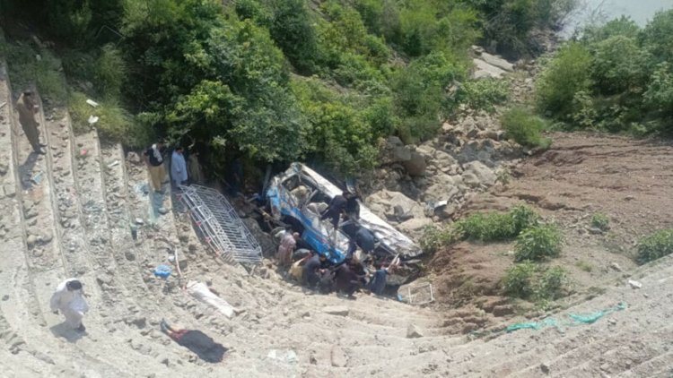 পাকিস্তানে মর্মান্তিক সড়ক দুর্ঘটনা, বাস খাদে পড়ে নিহত ২০