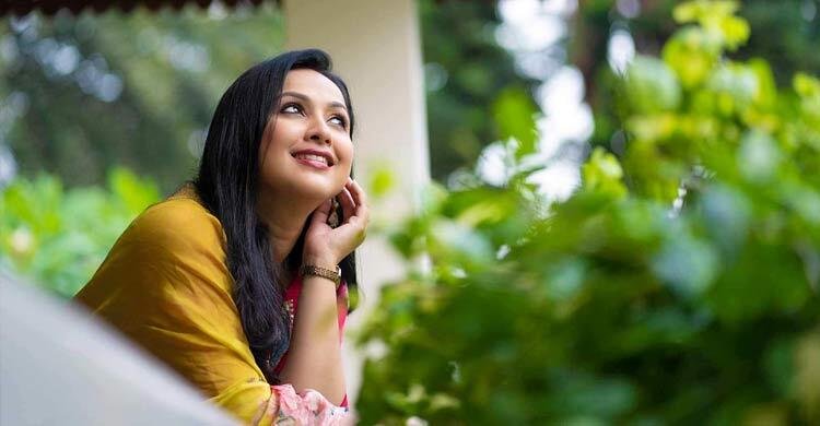 মানুষ যেন সুখে-শান্তিতে খেয়ে-পরে বাঁচতে পারে: নাদিয়া আহমেদ