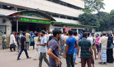 ঢামেকে কর্মবিরতিতে ইন্টার্ন চিকিৎসকরা, জরুরি বিভাগে সেবা বন্ধ