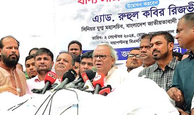 ‘শেখ হাসিনার পরিবার দেশের টাকা লুট করে বিদেশে বিলাসিতা করছে’