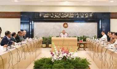 সচিবদের সঙ্গে প্রথম বৈঠকে বসেছেন প্রধান উপদেষ্টা