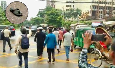 দুই কমিশনারের গাড়িতে বিক্ষুব্ধ জনতার জুতা নিক্ষেপ 