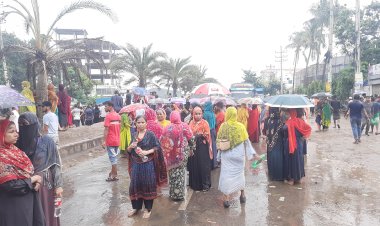 বৃষ্টির মধ্যে আশুলিয়ার সড়কে শ্রমিকদের বিক্ষোভ, যাত্রীদের ভোগান্তি