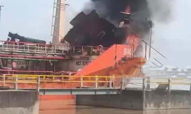 চট্টগ্রাম বন্দরে তেলবাহী জাহাজে আগুন