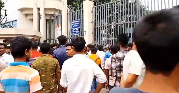 সাভারে চাকরির দাবিতে বিক্ষোভ, মহাসড়ক অবরোধ