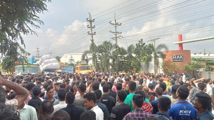 গাজীপুরের বিভিন্ন সড়কে শ্রমিকদের বিক্ষোভ