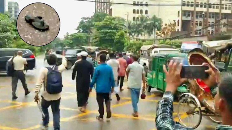 দুই কমিশনারের গাড়িতে বিক্ষুব্ধ জনতার জুতা নিক্ষেপ
