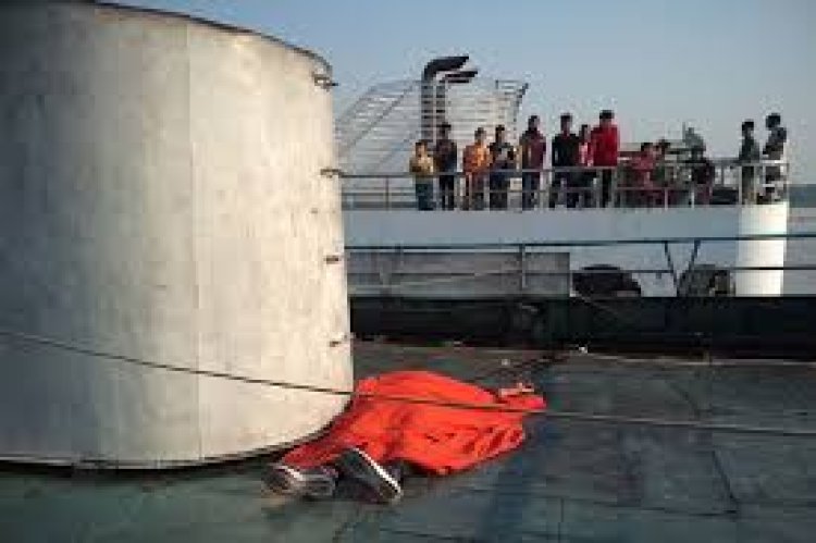 লাশ লঞ্চের ছাদ থেকে ফেলে দেয় প্রেমিক