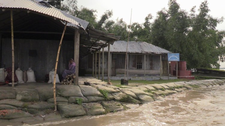 লালমনিরহাটে বন্যায় ১৯টি প্রাথমিক বিদ্যালয়ে পাঠদান বন্ধ