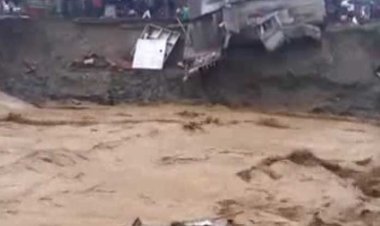 কাঠমান্ডুর হাইওয়েতে ধস, গাড়ি চাপা পড়ে নিহত ৩৫