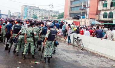 মহাসড়ক অবরোধ করে শ্রমিকদের বিক্ষোভ, ১০ কারখানা ছুটি