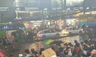 রাজধানীতে রাতভর বৃষ্টি, সকালে ভোগান্তি