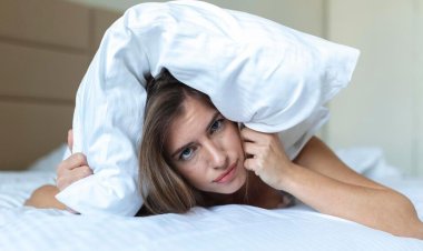 ক্লান্ত কিন্তু ঘুমাতে পারছেন না? জেনে নিন কারণ