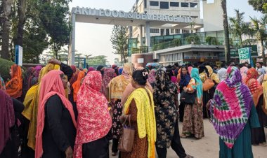  ধামরাইয়ে ৯ দাবিতে আকিজ ফুড শ্রমিকদের বিক্ষোভ