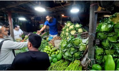 সব সবজির দামে সেঞ্চুরি  গ্রাম ওজনে সবজি কিনেছেন ক্রেতারা