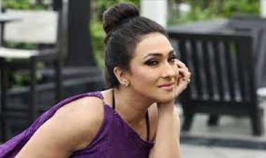 নেটিজেনদের আক্রমণের শিকার ঋতুপর্ণা